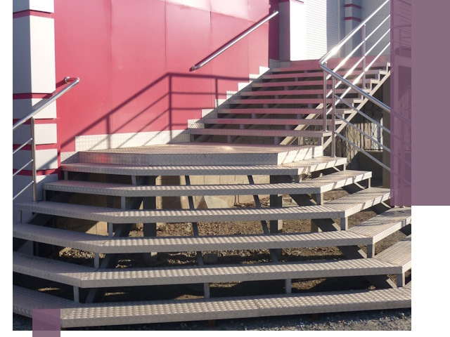 Лестницы для магазина в Оренбурге — изготовление и монтаж