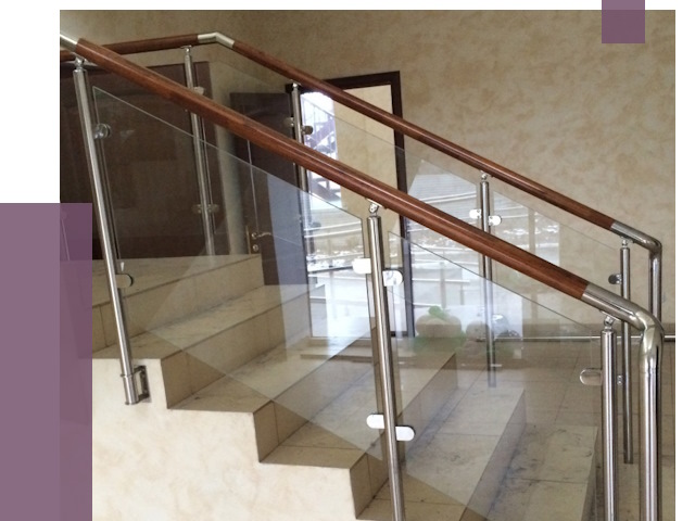 Комбинированные перила из металла и дерева в Оренбурге